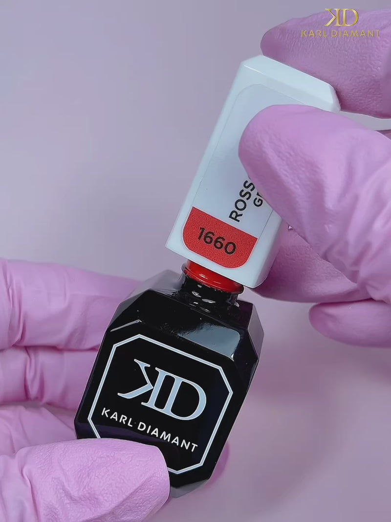 Auftragen von Gel Polish Farbe 1660 in Neon Orange  mit Pinsel