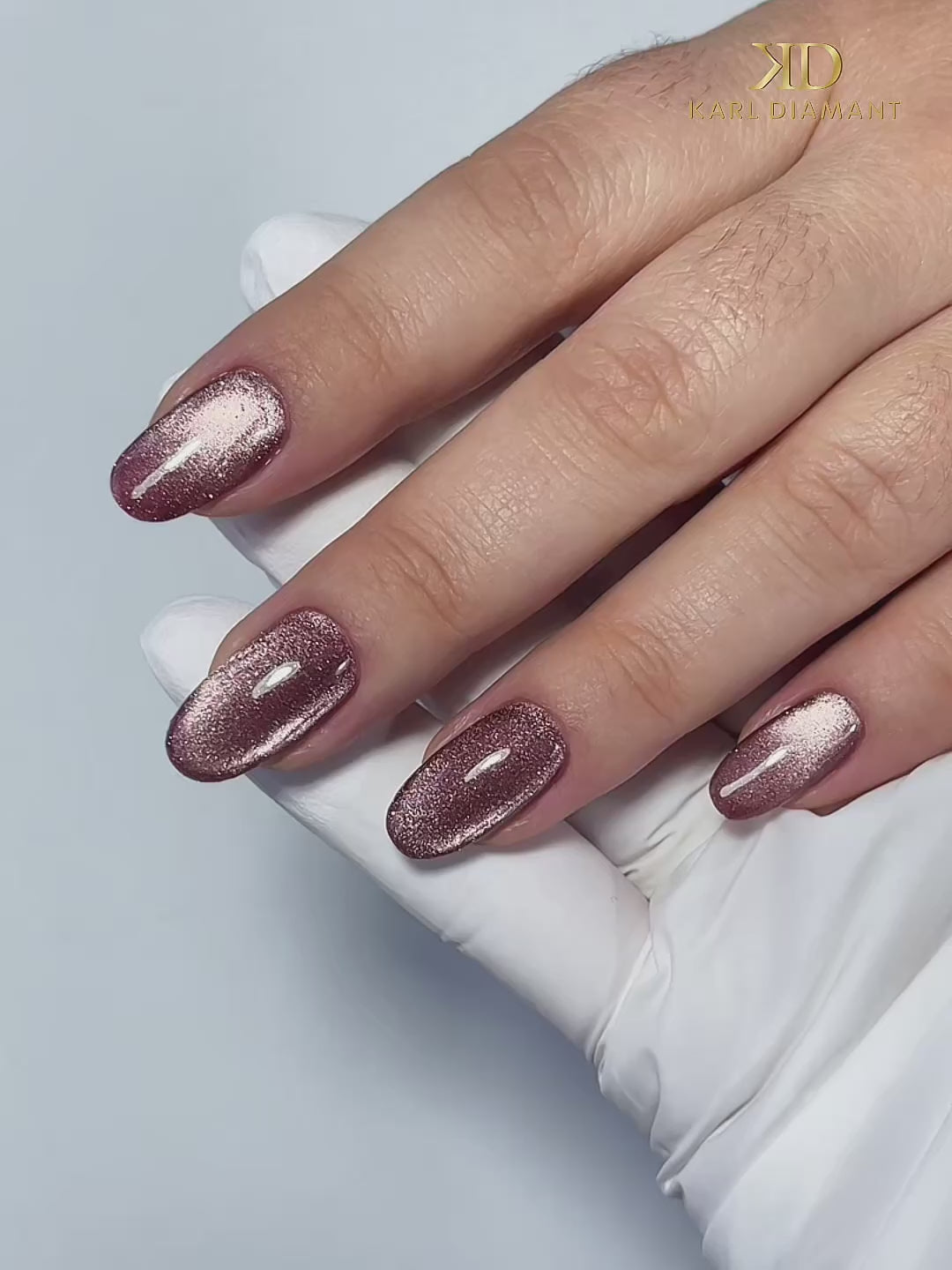 Video laden:  Gel polish Cat Eye Reflective Velvet Taupe